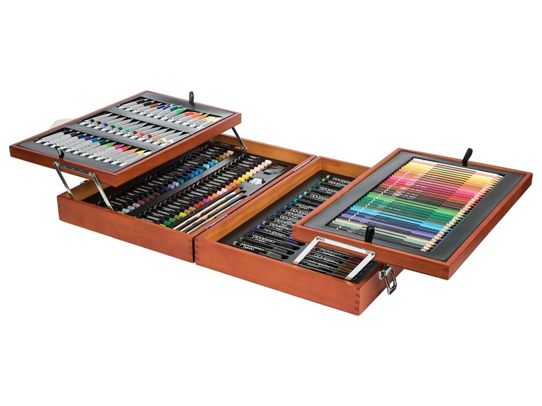 Een houten kunstenaarsdoos met kleurpotloden, stiften, aquarelverf en kwasten.