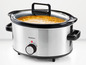 Een SilverCrest slowcooker met een glazen deksel, gevuld met soep.
