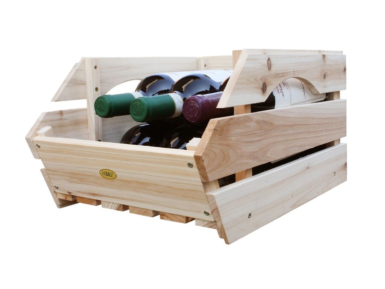 Een houten krat met wijnflessen.