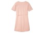 Een roze jurk met korte mouwen.