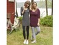 Twee vrouwen dragen lange shirts en leggings buiten.
