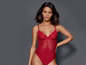 Een vrouw draagt een rood lingerie-jumpsuit met kant.
