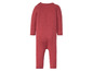 Een roze gebreide romper voor baby's.