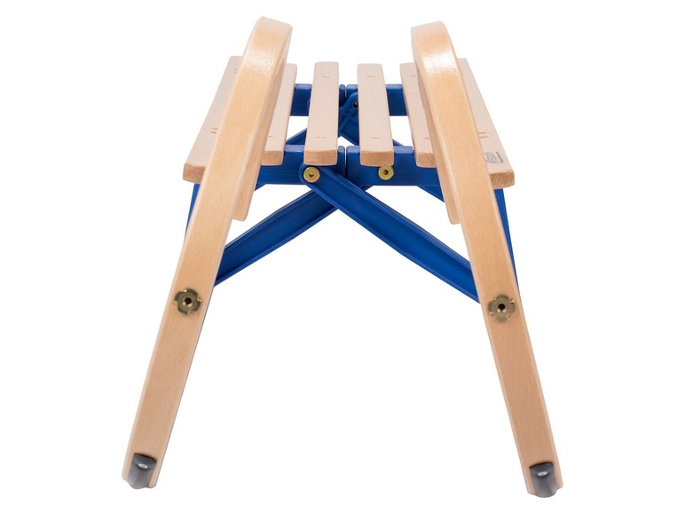 Een houten slee met blauwe metalen onderdelen.