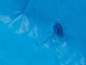 Blauwe plastic zwembad met ventiel