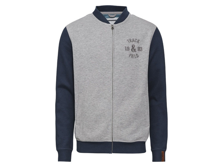 Een grijs en donkerblauw bomberjack met 'Track & Field' logo.