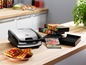Een Tefal Snack Collection wafeltang met wafels en verpakkingen.
