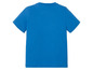 Een blauwe T-shirt met korte mouwen.