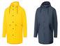 Twee regenjassen, een gele en een blauwe, met capuchon.