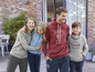 Een familie draagt ​​zachte hoodies en joggingbroeken.