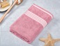 Een roze badhanddoek met witte strepen