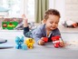 Een kind speelt met LEGO DUPLO blokken, waaronder een kat, eend en hond.