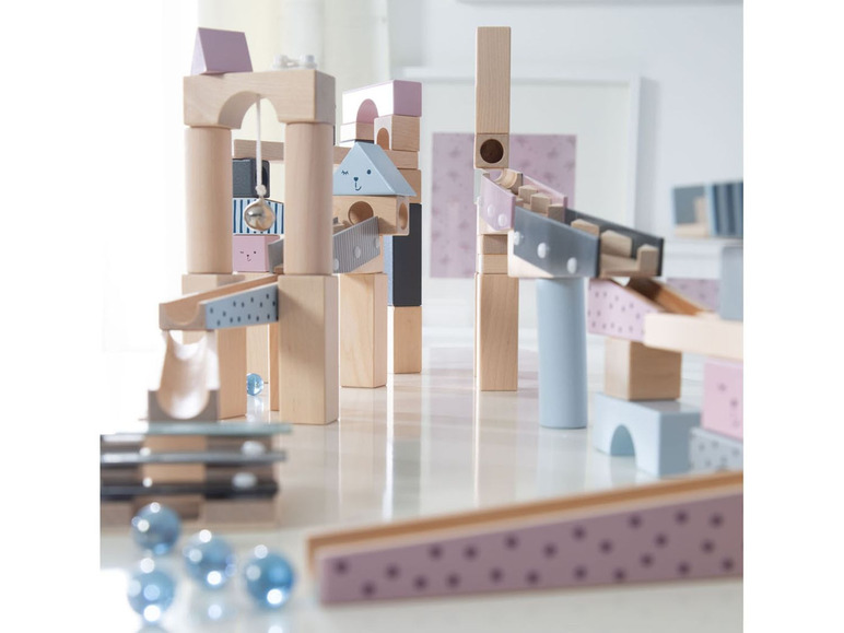 Houten blokken met glijbanen en rollen voor een knikkerbaan.