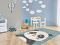 Een blauwe kinderkamer met een pandabeerkleed.