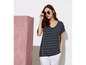 Vrouw draagt een gestreepte, donkerblauwe top en witte broek.