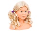 Een blonde pop met lang haar en een vlecht.