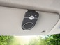 Een Silvercrest handsfree speaker bevestigd aan de zonneklep van een auto.
