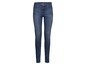 Een paar blauwe skinny jeans.