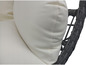 Een witte kussen op een grijze wicker hangstoel.