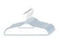 Een set van 8 lichtblauwe fluwelen kleerhangers.