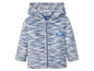 Een blauwe fleece-jas met capuchon voor baby's met een print van boompjes.