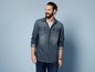 Man draagt een casual denim shirt.
