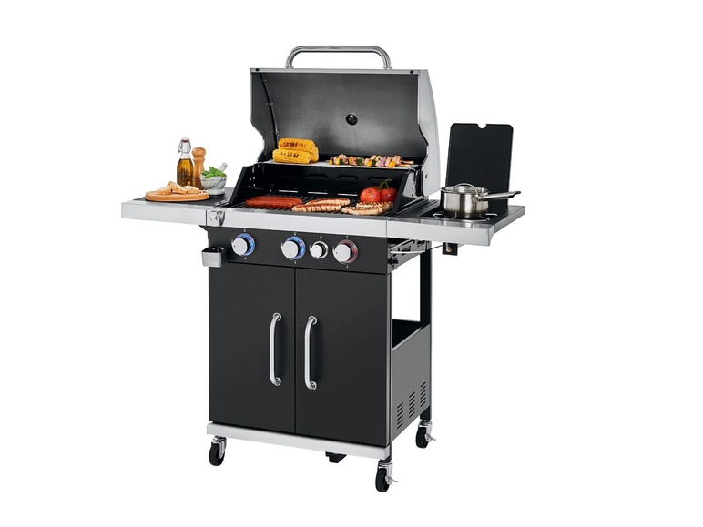 Een zwarte gasbarbecue met een open deksel, waarop worstjes en groente worden gegrild.