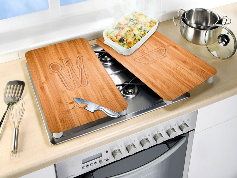 Twee bamboe snijplanken op een kookplaat.