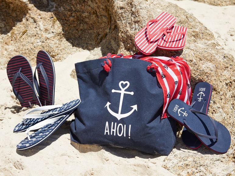 Strandtas, slippers en badhanddoek met maritieme print.