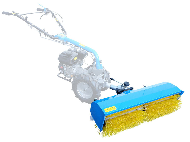 Een blauwe mechanische bezem bevestigd aan een motorfrees.