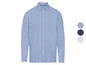 Een lichtblauw overhemd met lange mouwen.