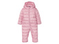 Een roze babypak met sterrenprint voor koude dagen.