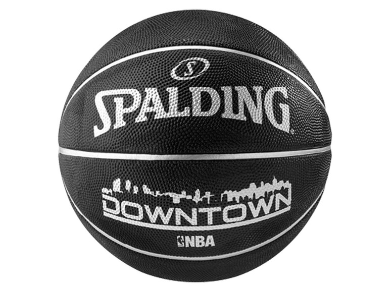 Een zwarte Spalding NBA basketbal met een 'Downtown' ontwerp.