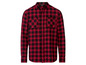 Een rood met zwart geruit overhemd met lange mouwen.