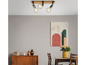 Een houten plafondlamp met drie lampen in een modern interieur.