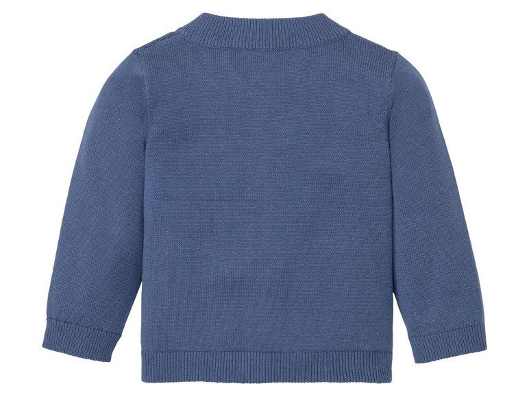 Een blauwe gebreide trui met lange mouwen.