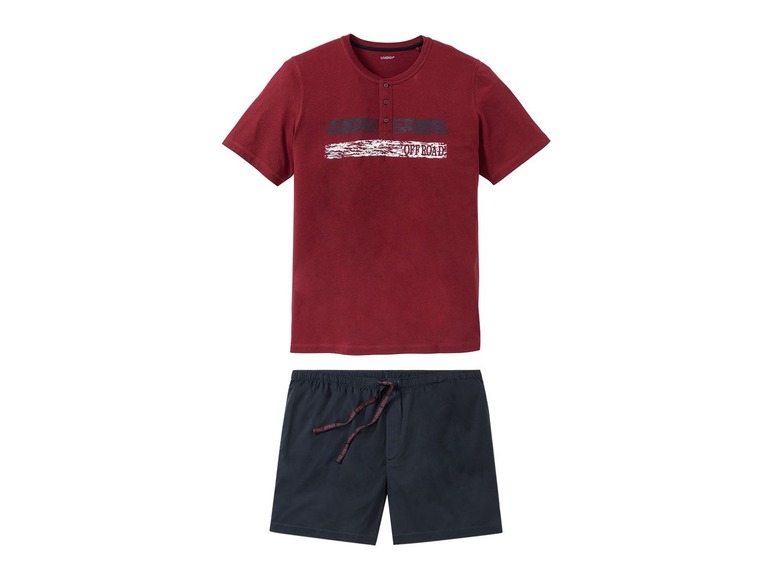 Een rode T-shirt met 'OFF ROAD' print en donkerblauwe korte broek.