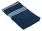 Een donkerblauwe handdoek met witte strepen.