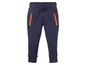 Donkerblauwe joggingbroek met oranje ritsen.