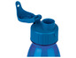 Een blauwe waterfles met een dop die open staat.