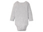 Een grijs babypakje met lange mouwen.