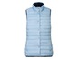Een lichtblauwe gewatteerde vest zonder mouwen.