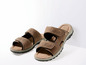Twee paar bruine leren sandalen met gespen