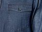 Een close-up van een denim shirt met een borstzak.