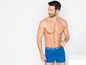 Man draagt blauwe boxershorts van het merk N3VR STOP.