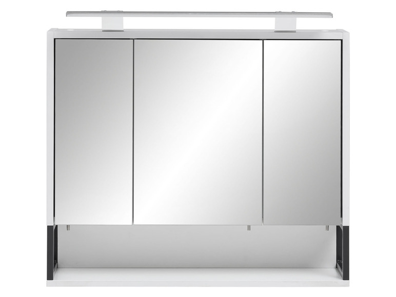 Badkamerkast met drie spiegeldeuren en verlichting.