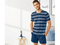 Man draagt een gestreept t-shirt en blauwe shorts.