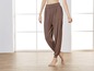 Bruine, wijde broek met elastische tailleband.