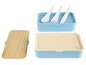 Een blauwe lunchbox met een houten deksel en bestek.