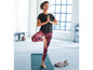 Vrouw doet yoga in sportkleding met een geprinte legging.